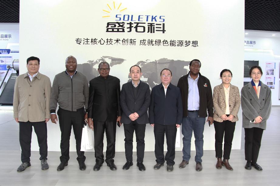 L'ambasciatore dello Zimbabwe Martin Chedondo e la sua delegazione visitano il gruppo SOLETKS