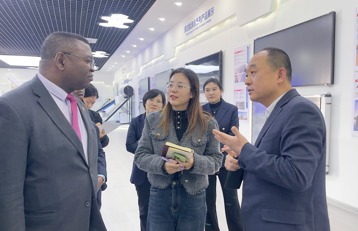 L'ambasciatore dello Zambia ha visitato il gruppo SOLETKS per discutere le prospettive di cooperazione nel settore delle nuove energie solari